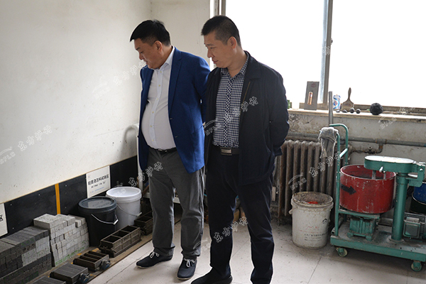 張董事長介紹東方爐襯試驗設備