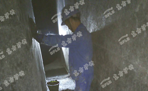自流式澆注料跟不同的澆注料相比，他的流動性更適合復雜的施工地形
